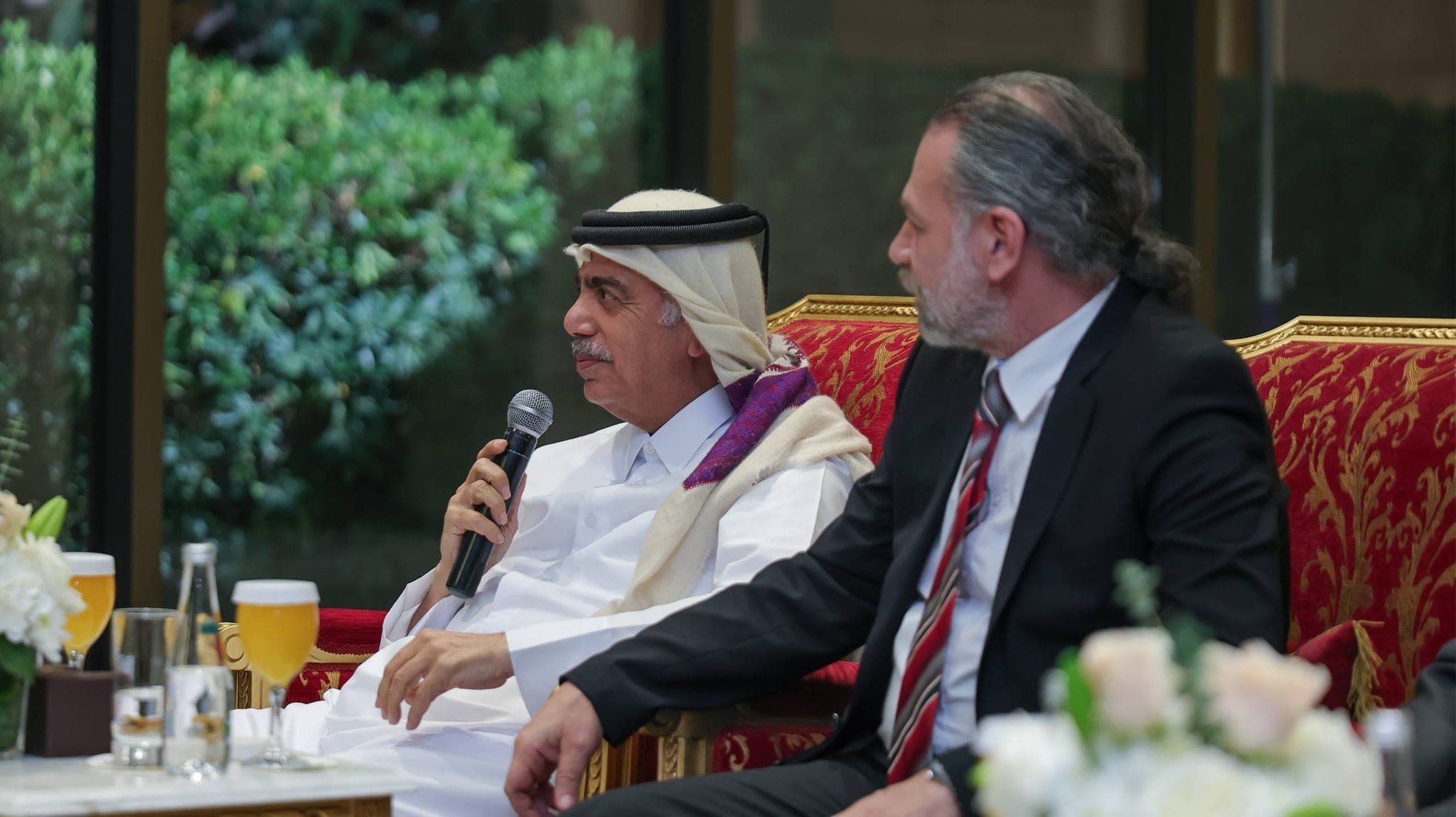 لقاء الرئيس أحمد الشرع ووزير الثقافة ونائبه مع نخبة من الشعراء والأدباء العرب في معرض الكتاب