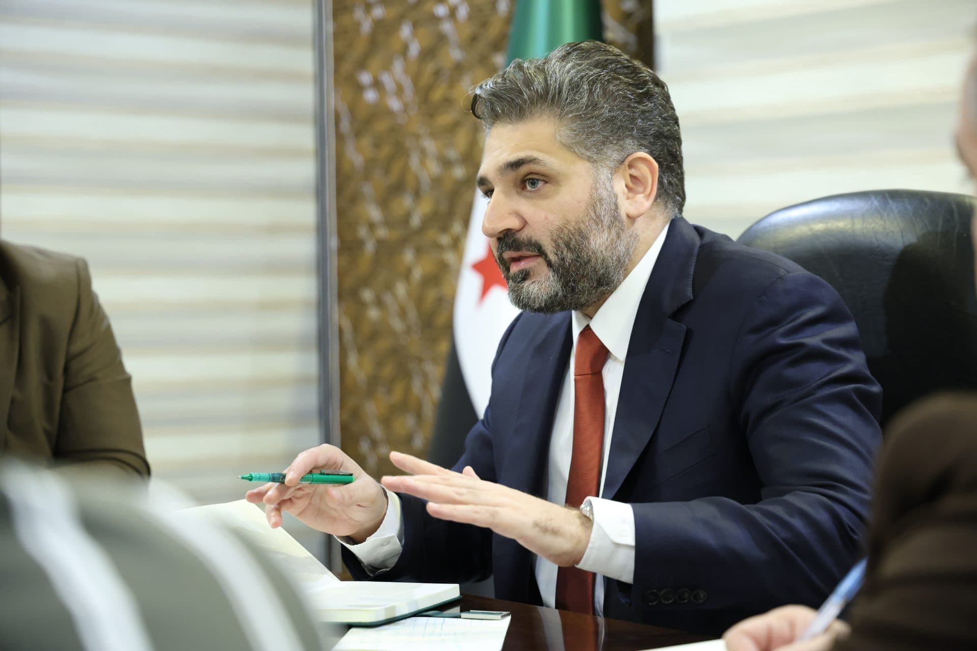 عقد وزير الثقافة محمد ياسين الصالح اجتماعاً مع مديري الثقافة في المحافظات السورية كافة، ناقش خلاله أولويات العمل الثقافي للمرحلة المقبلة، وآليات تطوير الأداء، بما يعزز دور المؤسسات الثقافية وأثرها في المجتمع. - 1