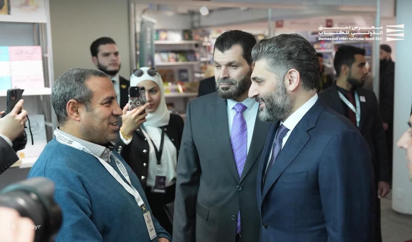 جولة وزير الثقافة في اليوم الثاني من أيام المعرض ...حوارات ومقابلات وأطايب البخور