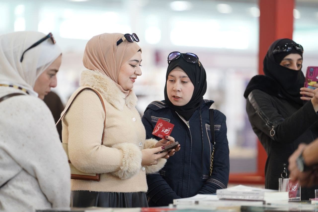 أطفال وشباب وشيوخ ،ومن جنسيات متعددة يتوافدون الى معرض الكتاب