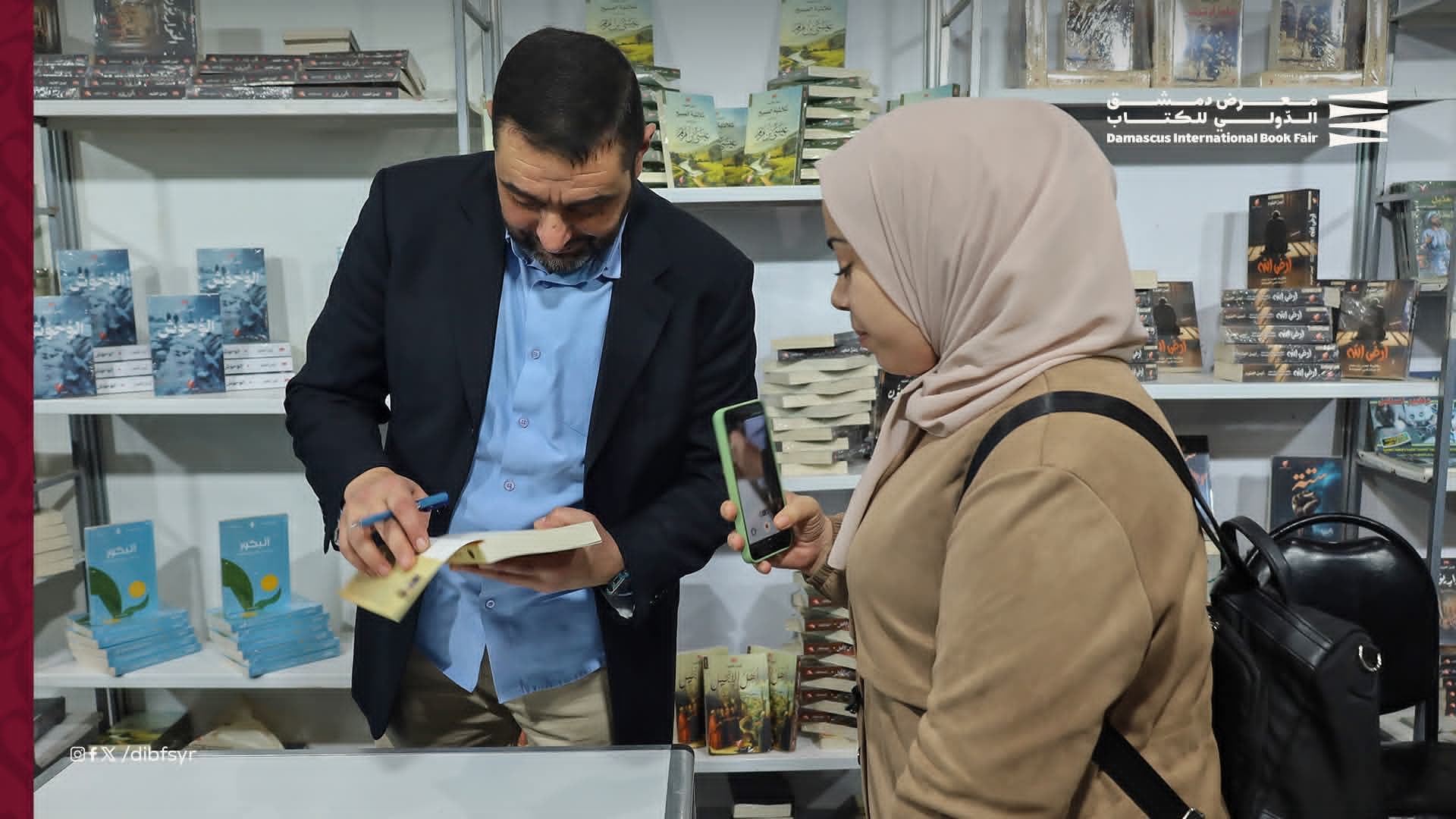 ضمن فعاليات المعرض، الكاتب الأردني الدكتور أيمن العتوم يوقع كتباً من أعماله الأدبية